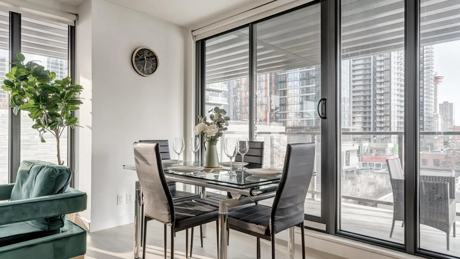 Downtown Calgary Tower View Apartment